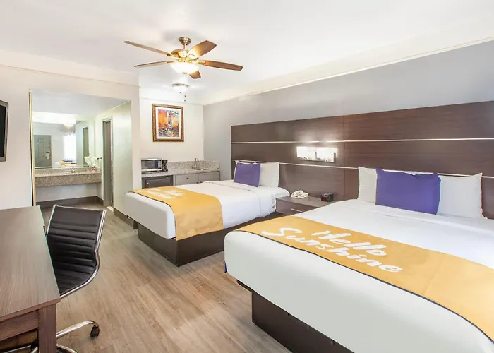Days Inn & Suites By Wyndham Webster Nasa-Clearlake-Houston